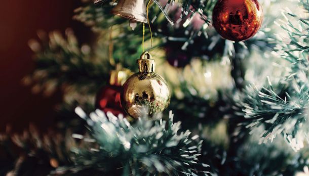 Adornos en el árbol de Navidad