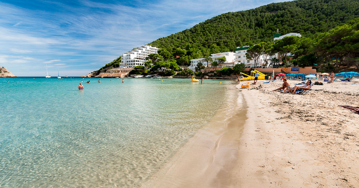 playa familiar ibiza cala llonga