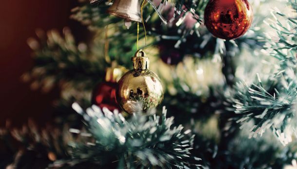 Adornos en el árbol de Navidad