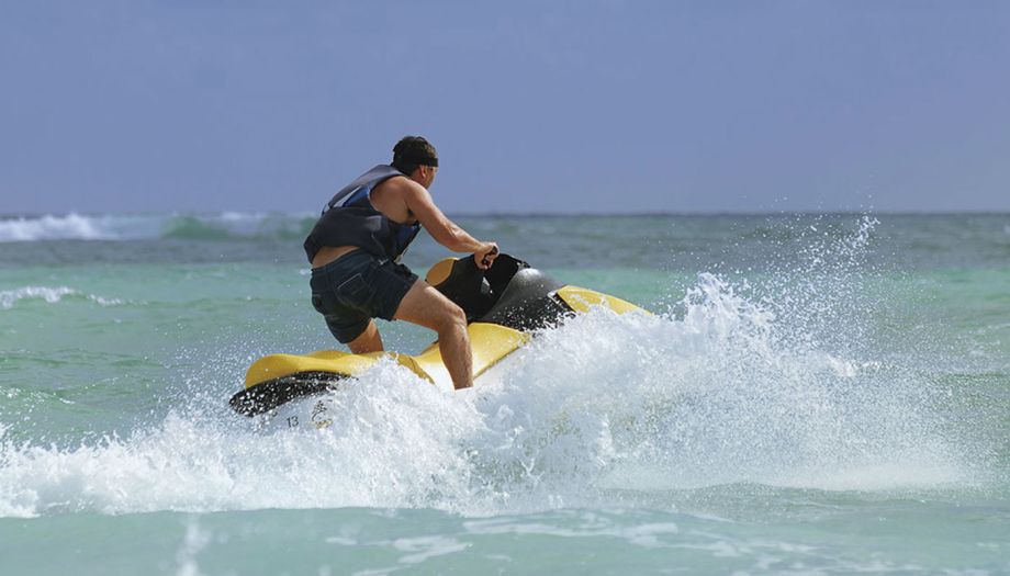 Hombre conduciendo un jet-ski en el mar