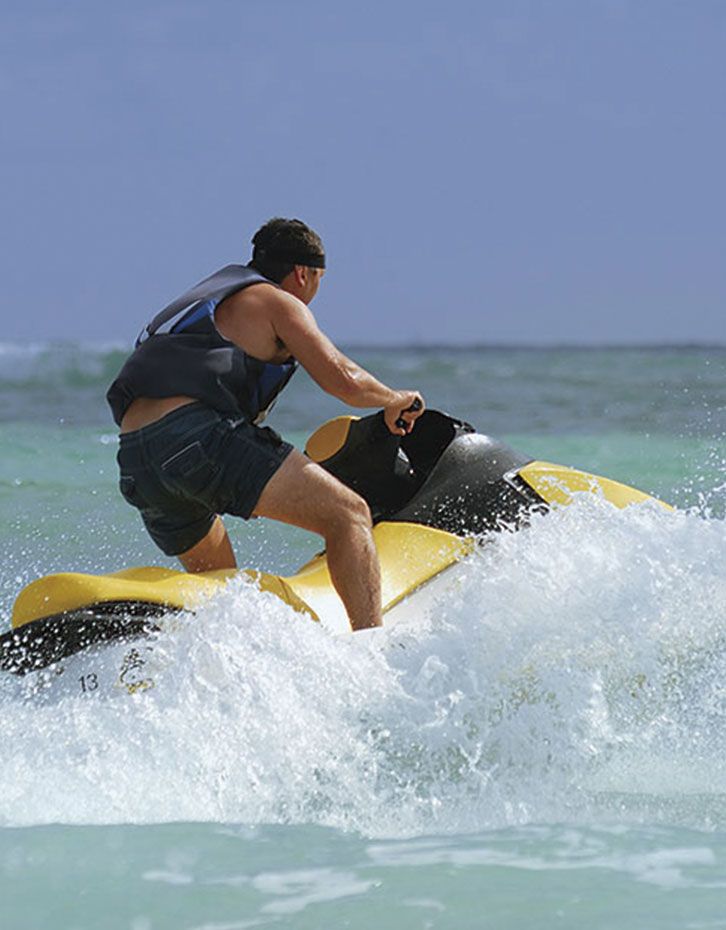 Hombre conduciendo un jet-ski en el mar